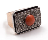 Anello Art Decò in oro e argento con corallo, diamanti e onice