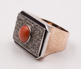 Anello Art Decò in oro e argento con corallo, diamanti e onice