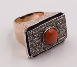 Anello Art Decò in oro e argento con corallo, diamanti e onice