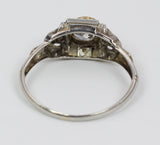 Anello solitario in oro con diamante centrale, anni 30