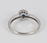 Anello vintage in oro bianco con zaffiro centrale e brillanti, anni 60