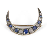 Spilla antica in oro a mezzaluna con zaffiri e rosette di diamante, anni 20