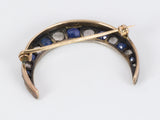 Spilla antica in oro a mezzaluna con zaffiri e rosette di diamante, anni 20