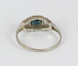 Anello antico in oro bianco con zaffiro centrale e rosette, anni 30