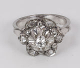 Bague ancienne en or blanc 18 carats avec diamant central et rosettes, années 1930