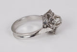 Bague ancienne en or blanc 18 carats avec diamant central et rosettes, années 1930