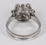 Bague ancienne en or blanc 18 carats avec diamant central et rosettes, années 1930