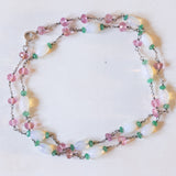 Collana vintage in oro bianco 18K con opali, smeraldi e quarzi rosa, anni '70