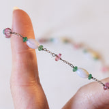 Collana vintage in oro bianco 18K con opali, smeraldi e quarzi rosa, anni '70