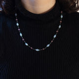 Collana vintage in oro bianco 18K con opali, smeraldi e quarzi rosa, anni '70