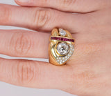Anello vintage in oro 18k con diamante centrale (1.28ct) e laterale (0,15ct) e pavè di diamanti e rubini, anni 70