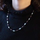 Collana vintage in oro bianco 18K con opali, smeraldi e quarzi rosa, anni '70