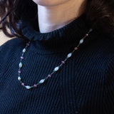 Collana vintage in oro bianco 18K con opali, smeraldi e quarzi rosa, anni '70