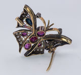 Broche papillon vintage en or 18 carats et argent avec diamants, saphirs et rubis. années 1950