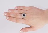 Anello vintage in oro bianco 18k con diamanti taglio brillante (1.2 ct) e zaffiro. Anni 40