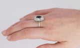 Anello vintage in oro bianco 18k con diamanti taglio brillante (1.2 ct) e zaffiro. Anni 40