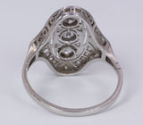 Anello Art Decò in platino con 3 diamanti taglio vecchio (0.30 ct) e rosette, anni 30