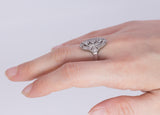 Anello Art Decò in platino con 3 diamanti taglio vecchio (0.30 ct) e rosette, anni 30