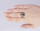Anello vintage in oro e argento con zaffiro centrale e rosette di diamante, anni 40