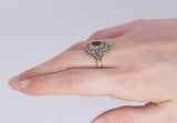 Anello vintage in oro e argento con zaffiro centrale e rosette di diamante, anni 40