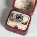 Bague de style ancien en or 9 carats et argent, avec rubis central et rosaces