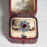 Bague de style ancien en or 9 carats et argent, avec rubis central et rosaces