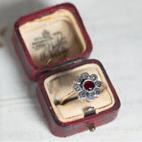 Bague de style ancien en or 9 carats et argent, avec rubis central et rosaces