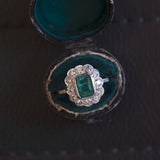 Bague marguerite en or blanc 18 carats avec émeraude (1,19 ct) et diamants (0,80 ct)