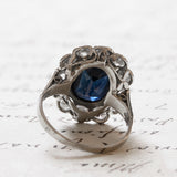 Anello vintage a margherita in platino, con zaffiro (6ct ca.) e diamanti (1.25ct ca.), anni '60