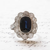 Anello vintage a margherita in platino, con zaffiro (6ct ca.) e diamanti (1.25ct ca.), anni '60