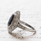 Anello vintage a margherita in platino, con zaffiro (6ct ca.) e diamanti (1.25ct ca.), anni '60