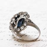 Anello vintage a margherita in platino, con zaffiro (6ct ca.) e diamanti (1.25ct ca.), anni '60