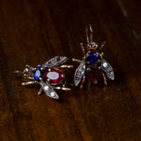 Orecchini a forma di mosca in stile antico, in oro 9K e argento, con rubini, zaffiri e rosette - Antichità Galliera