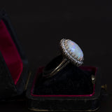 Anello vintage in oro bianco 14K con opale (5ct ca.) e diamanti (0.64ctw ca.), anni '70