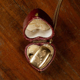 Pendente portafoto in oro 18K con calla incisa, primi del '900 - Antichità Galliera