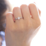 Solitario in oro bianco 18K con diamante di taglio a goccia (0.24ct)