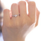 Solitario in oro bianco 18K con diamante di taglio a goccia (0.24ct)