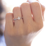 Solitario in oro bianco 18K con diamante di taglio a goccia (0.24ct)