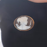 Spilla antica in oro 18K raffigurante Diana cacciatrice su cammeo, primi del '900