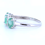 BAGUE DE STYLE MODERNE EN OR 18K AVEC ÉMERAUDES ET DIAMANTS