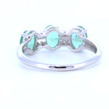 BAGUE DE STYLE MODERNE EN OR 18K AVEC ÉMERAUDES ET DIAMANTS