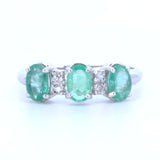 BAGUE DE STYLE MODERNE EN OR 18K AVEC ÉMERAUDES ET DIAMANTS