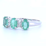 BAGUE DE STYLE MODERNE EN OR 18K AVEC ÉMERAUDES ET DIAMANTS