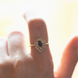 Anello vintage in oro 14K con zaffiro centrale e diamanti, anni '50/'60