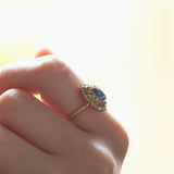 Anello vintage in oro 14K con zaffiro centrale e diamanti, anni '50/'60