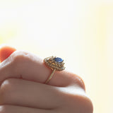 Anello vintage in oro 14K con zaffiro centrale e diamanti, anni '50/'60