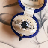Anello vintage a margherita in oro bianco 14K con zaffiro (2ct ca.) e diamanti (0.40ctw ca.), anni '60/'70