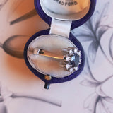 Anello vintage a margherita in oro bianco 14K con zaffiro (2ct ca.) e diamanti (0.40ctw ca.), anni '60/'70