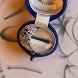 Anello vintage a margherita in oro bianco 14K con zaffiro (2ct ca.) e diamanti (0.40ctw ca.), anni '60/'70