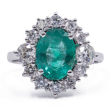 Bague marguerite en or blanc 18 carats avec émeraude centrale (2,10 ct) et diamants latéraux (1,20)